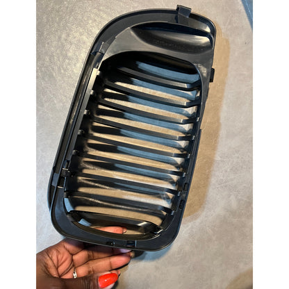 DEKEWEI E46 Grille, Front Kidney Grill Compatible With BMW 3 Series 2002-2005 E46 4-Door 320i 325i 325xi 330i 330xi Single Slat Gloss Black Grill. (1 pc GRILLE AVAILABLE -DRIVER'S SIDE ONLY)