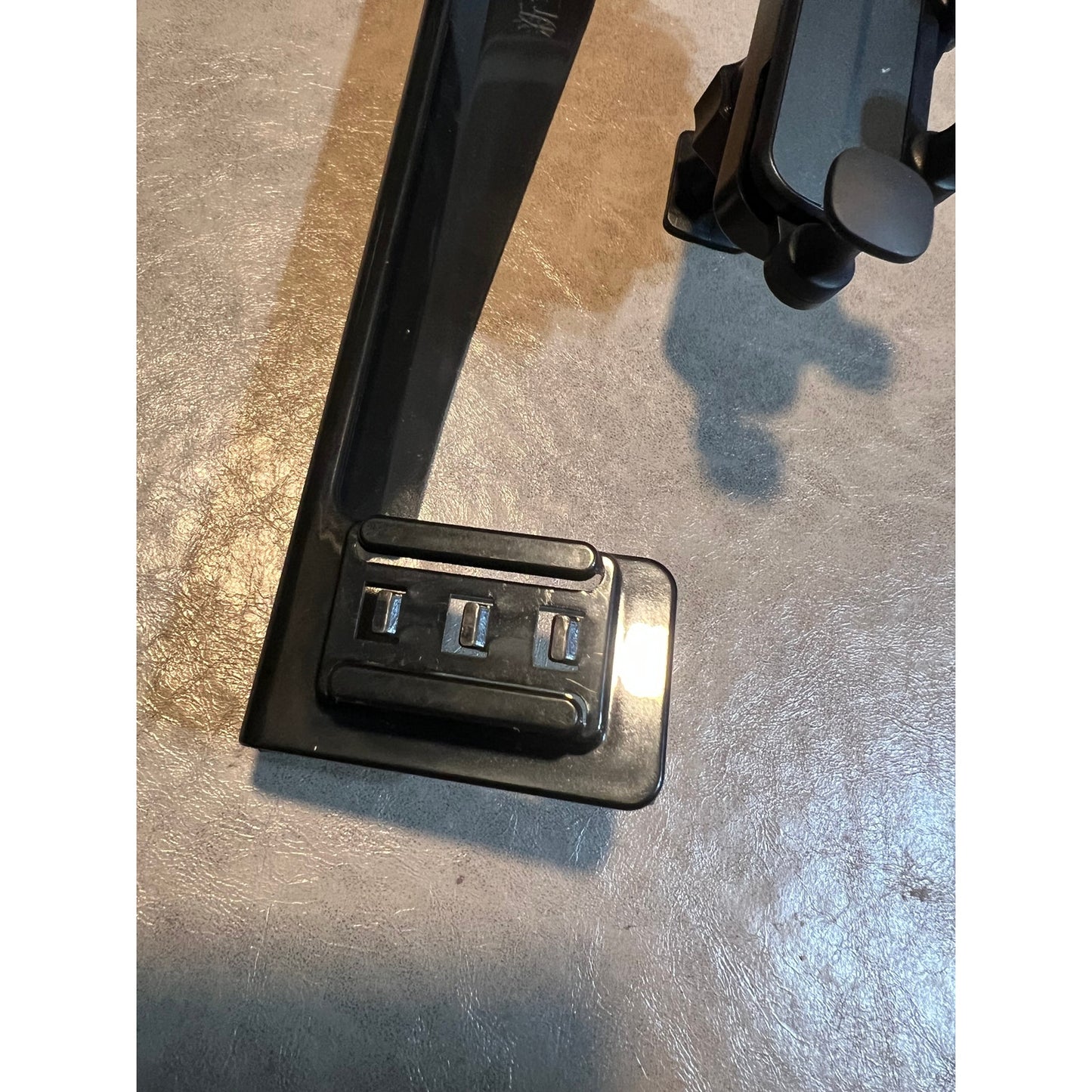 LUNQIN Car Phone Holder For BMW 5 Series 2024 2025 2026 BMW I5 530i 540i XDrive