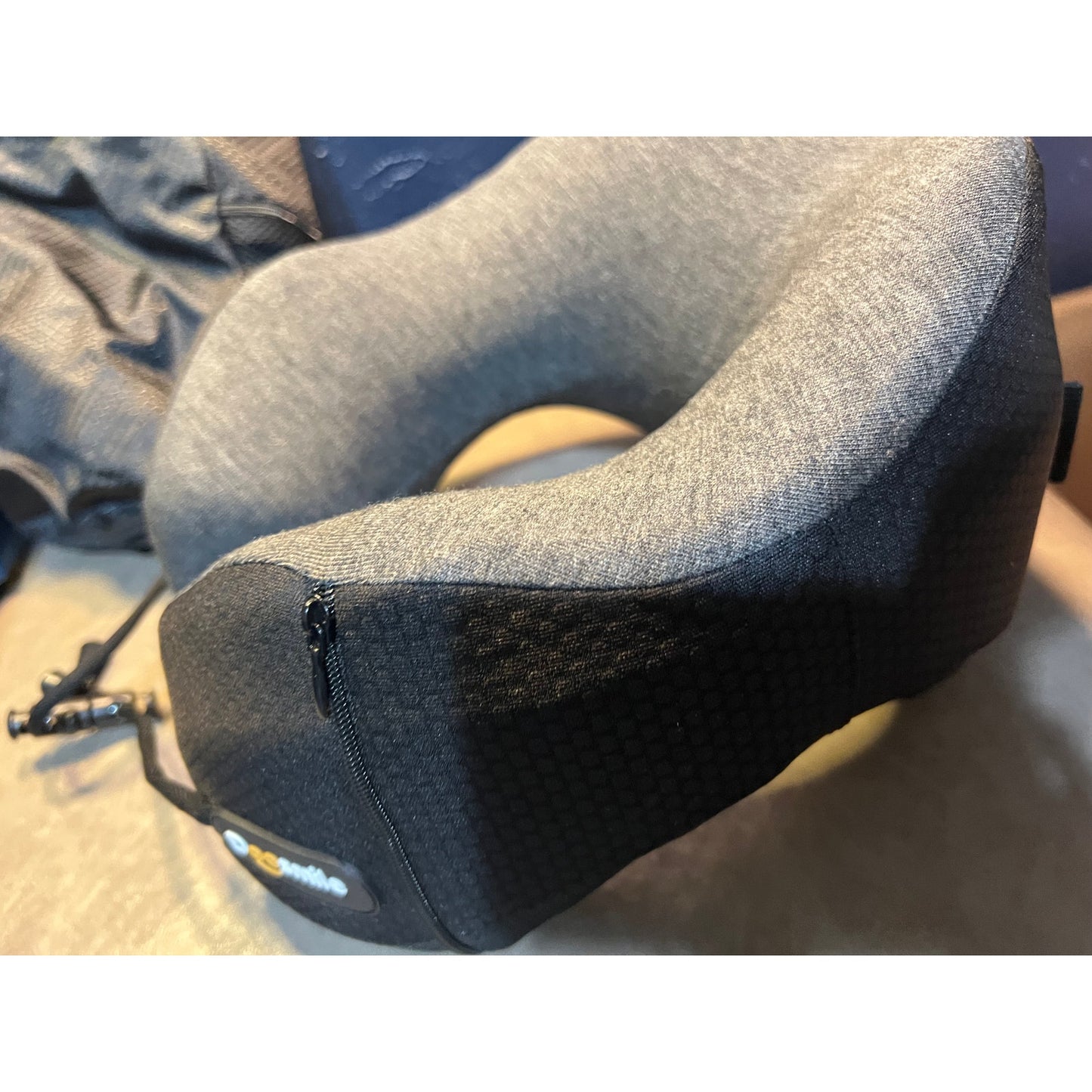 Doosmile Patented Head-Bobble-Preventing Ergonomic 360° Supporting Golden-Black