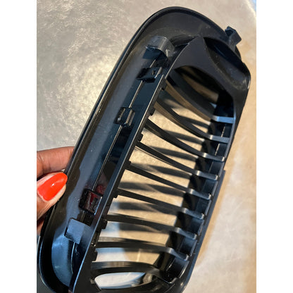 DEKEWEI E46 Grille, Front Kidney Grill Compatible With BMW 3 Series 2002-2005 E46 4-Door 320i 325i 325xi 330i 330xi Single Slat Gloss Black Grill. (1 pc GRILLE AVAILABLE -DRIVER'S SIDE ONLY)