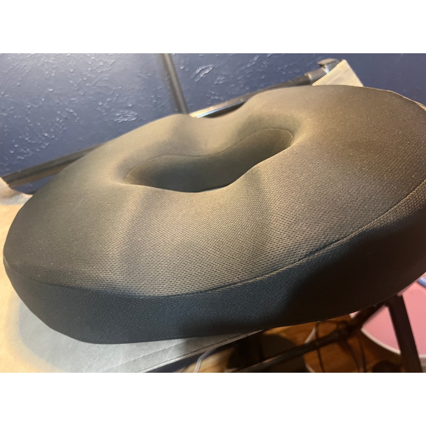 5 STARS UNITED Donut Pillow Hemorrhoid Tailbone Cushion–Large CushioN,Black Mesh