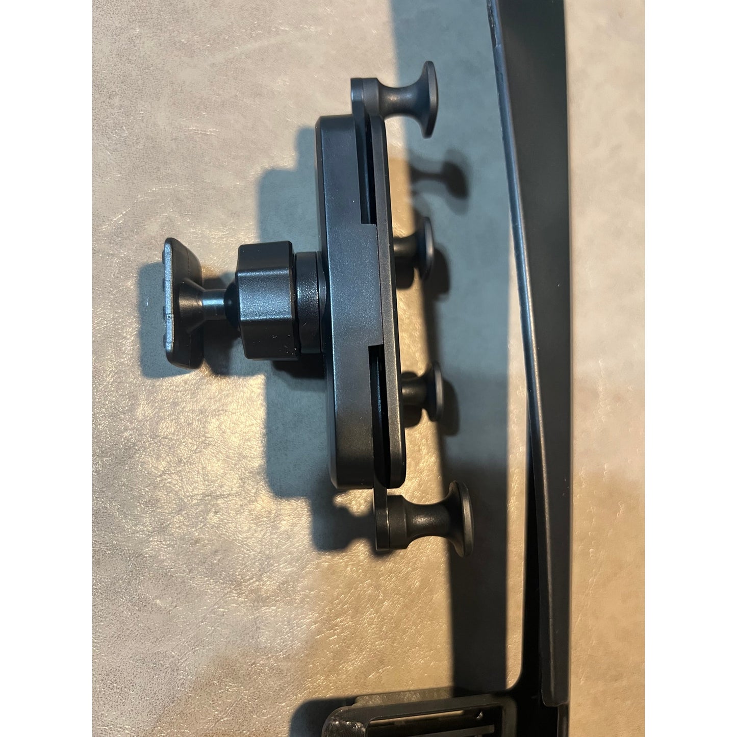 LUNQIN Car Phone Holder For BMW 5 Series 2024 2025 2026 BMW I5 530i 540i XDrive