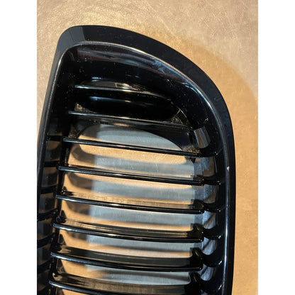 DEKEWEI E46 Grille, Front Kidney Grill Compatible With BMW 3 Series 2002-2005 E46 4-Door 320i 325i 325xi 330i 330xi Single Slat Gloss Black Grill. (1 pc GRILLE AVAILABLE -DRIVER'S SIDE ONLY)