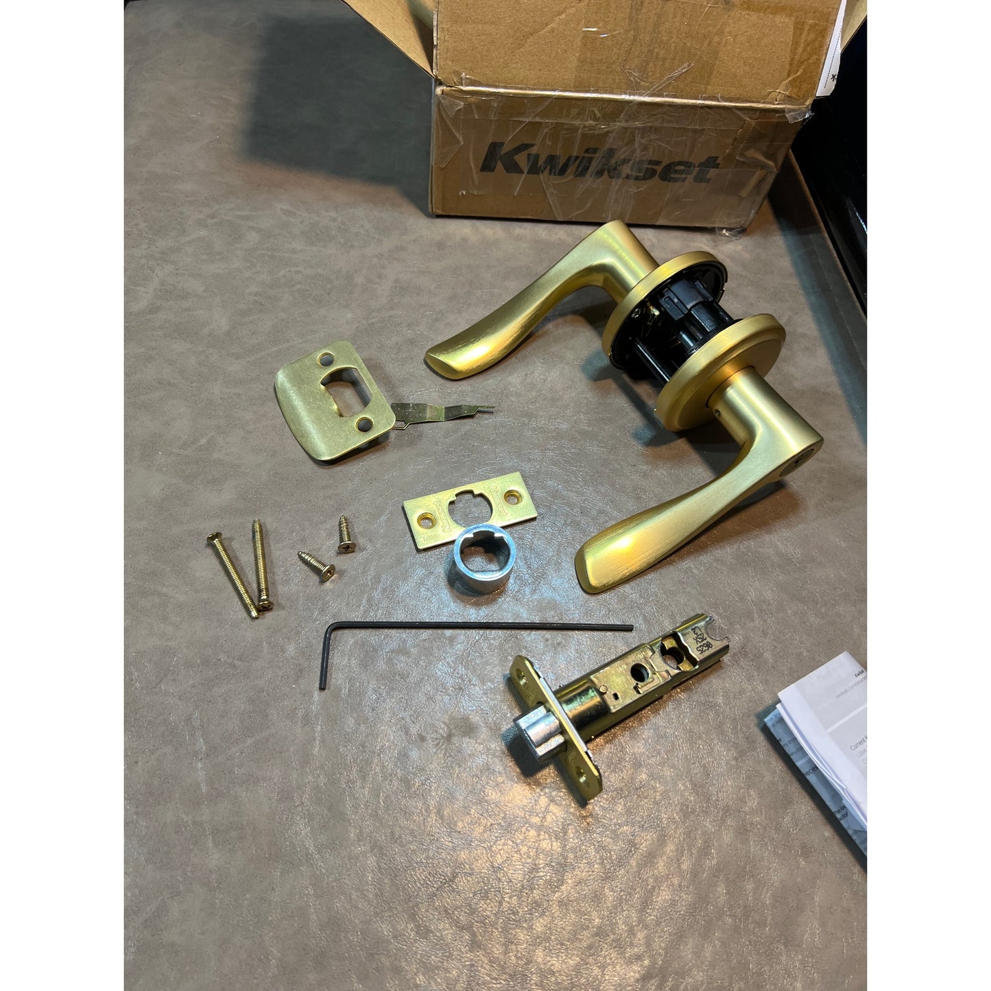 Kwikset Sedona Entry Door Handle With Lock And Key, Secure Keyed Reversible Lever Exterior, For Front Entrance And Bedrooms, Satin Brass, Pick Resistant Smartkey Rekey Security And Microban (No keys / Missing)