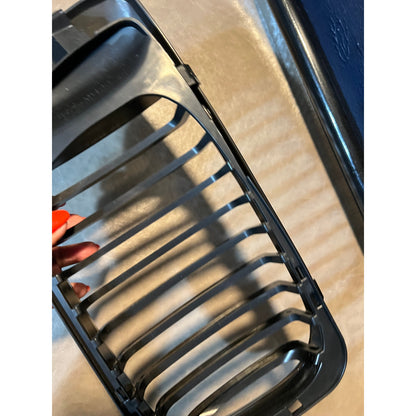 DEKEWEI E46 Grille, Front Kidney Grill Compatible With BMW 3 Series 2002-2005 E46 4-Door 320i 325i 325xi 330i 330xi Single Slat Gloss Black Grill. (1 pc GRILLE AVAILABLE -DRIVER'S SIDE ONLY)